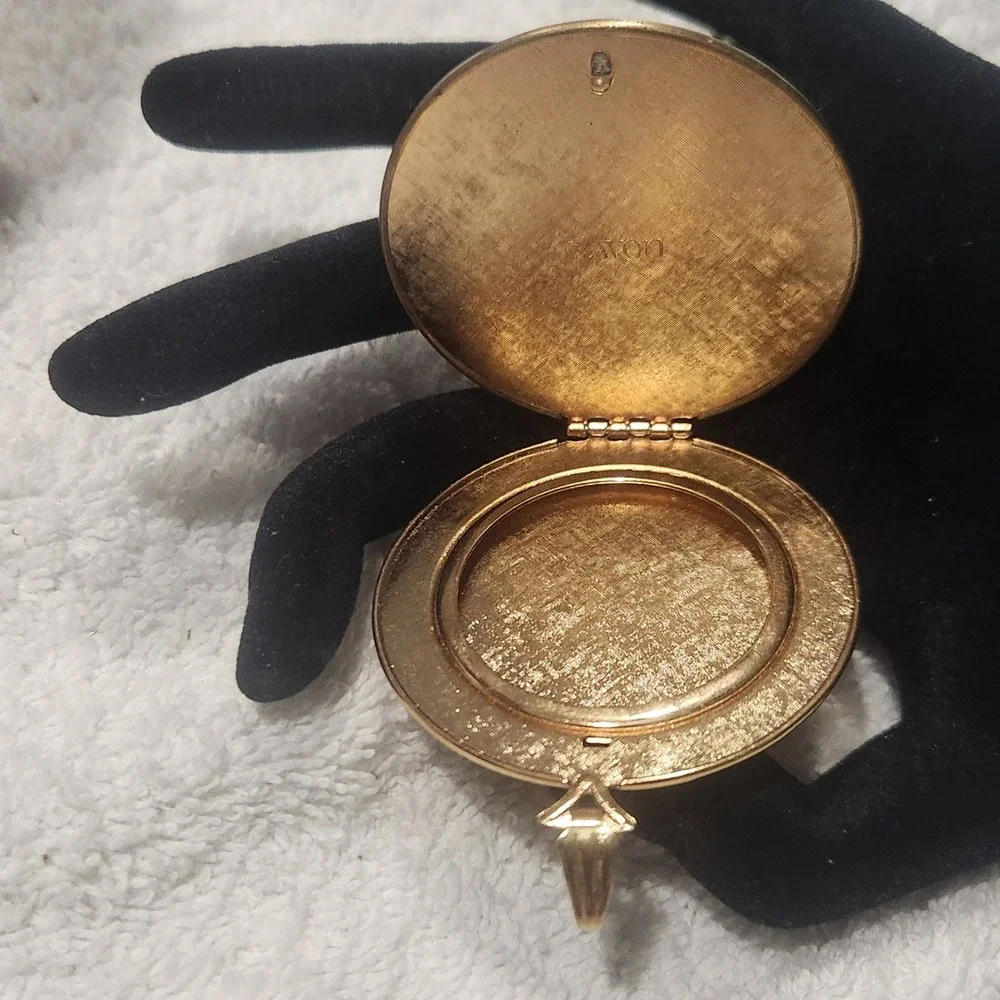 Vintage Avon Gold Tone‎ Floral Needlepoint Round Locket Pendant Necklace Charm